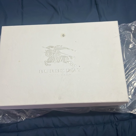 Burberry girls shearling boots - Picture 3 of 8